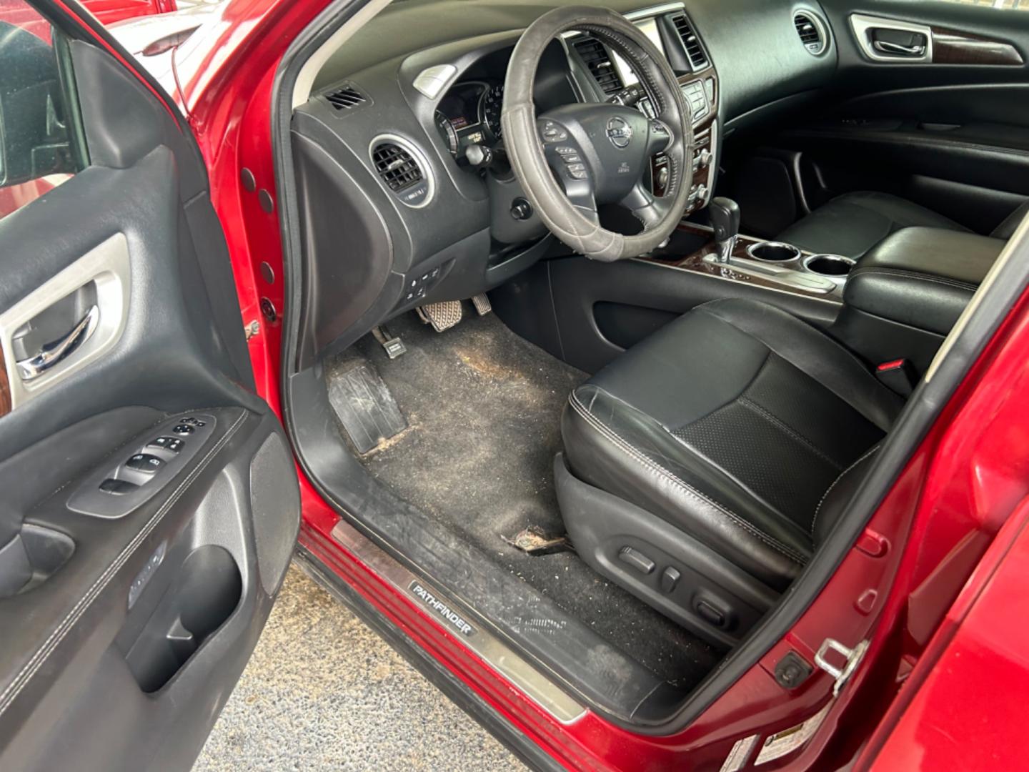 2014 Red Nissan Pathfinder S 2WD (5N1AR2MN4EC) with an 3.5L V6 DOHC 24V engine, Continuously Variable Transmission transmission, located at 1687 Business 35 S, New Braunfels, TX, 78130, (830) 625-7159, 29.655487, -98.051491 - Photo#3